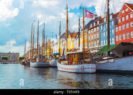 Vue sur le vieux port de Nyhavn dans le centre de Copenhague Banque D'Images