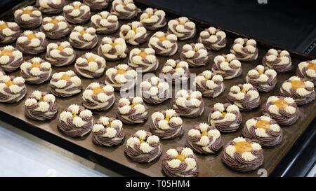 Chocolate chip cookie dough sur pan Banque D'Images