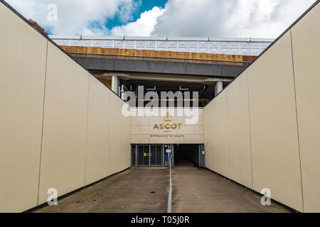 Ascot, Angleterre - le 17 mars 2019 : Street View de l'entrée de l'hippodrome d'Ascot Heath britannique emblématique, connue pour ses courses de chevaux. Banque D'Images