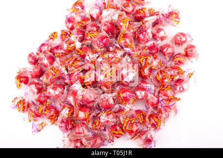 ATLANTA, GÉORGIE - 19 Avril 2017 : de nombreuses boules de feu atomique en bonbons wrappers sur fond blanc Banque D'Images