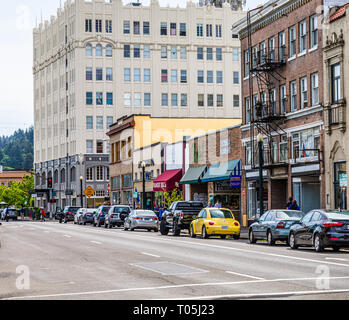 ASTORIA, OREGON - 17 mai 2016 : Astoria est la plus ancienne ville de l'Oregon, a une population de 10 000 habitants, est un navire de croisière Port, met fin à la TransAmerica Bicyc Banque D'Images