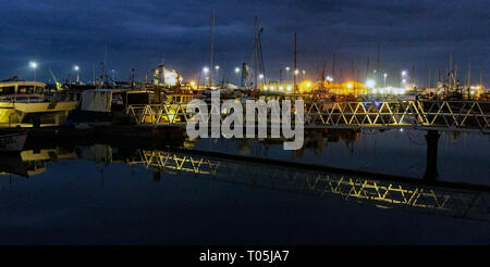 Poole, Dorset/ Angleterre - 14 janvier 2019:Le port de Poole en soirée avec des bateaux de pêche amarrés sur le ponton, avec une passerelle pour accéder aux bateaux Banque D'Images