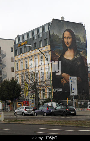 Mona Lisa l'art du graffiti peint sur la construction à proximité de l'East Side Gallery du mur de Berlin Banque D'Images