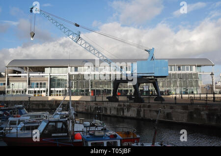 Plaisir de pêche Bateaux amarrés dans la cale de l'ancien dans la baie de Cardiff avec Techniquest dans l'arrière-plan, le Pays de Galles UK Banque D'Images