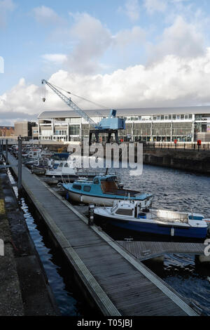 Plaisir de pêche Bateaux amarrés dans la cale de l'ancien dans la baie de Cardiff avec Techniquest dans l'arrière-plan, le Pays de Galles UK Banque D'Images