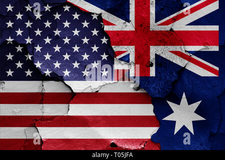Drapeaux de l'Amérique et l'Australie peint sur mur fissuré Banque D'Images