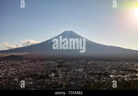 Yamanashi, Japon - 01/05/2019 : une vue sur Fujiyoshida et Mt. Fuji Banque D'Images