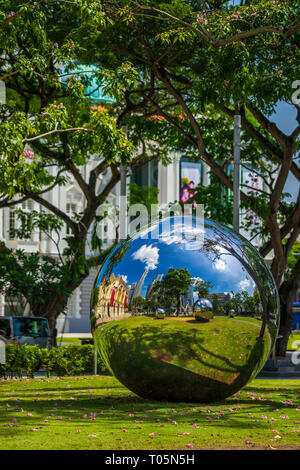 Boule miroir géant Sphère en centre-ville de Singapour. Banque D'Images