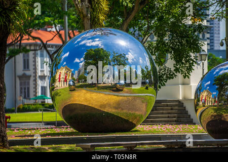 Boule miroir géant Sphère en centre-ville de Singapour. Banque D'Images