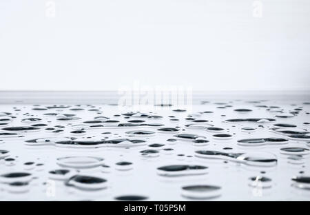 Grosses gouttes d'eau sur verre horizontal Banque D'Images