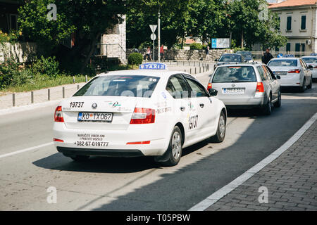 Le Monténégro, Kotor, le 27 juin 2018 : une voiture de taxi et d'autres voitures sur la route dans Kotor. Transport de passagers autour de la ville. Banque D'Images