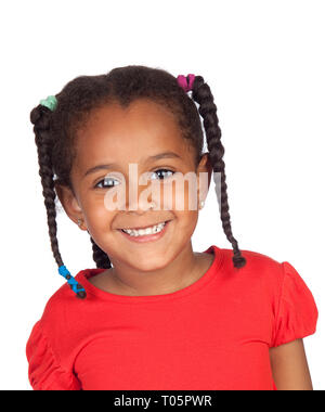 Heureux enfant africain avec tresses et tee-shirt rouge isolé sur fond blanc Banque D'Images