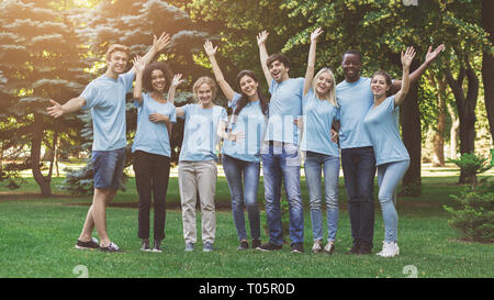 Faire place au groupe de jeunes volontaires du park Banque D'Images