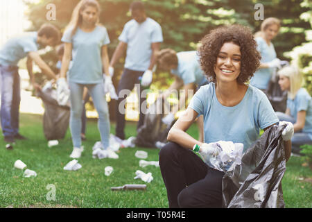 Groupe de bénévoles avec des sacs à déchets parc nettoyage Banque D'Images