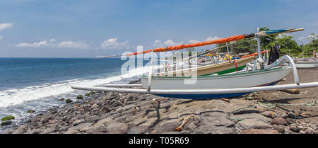 Les bateaux de pêche traditionnels balinais sur la plage rocheuse de Gili Balai, Indonésie Banque D'Images