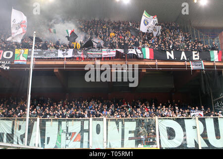 Foto LaPresse - Tano Pecoraro 17032019 - Genova (Italia) Sport Calcio Genoa vs Juventus Campionato di Calcio Serie A TIM 2018/2019 - Stade "Luigi Ferraris" nella foto : tifosi juve Photo LaPresse - Tano Pecoraro 17 mars 2019 City - Genova (Italie) Sports Football Gênes vs Juventus Football Ligue championnat italien TIM 2018/2019 - un "Luigi Ferraris" stade dans la pic : supporter la Juve Banque D'Images