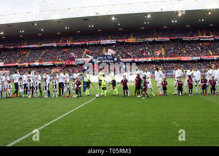 Foto LaPresse - Tano Pecoraro 17032019 - Genova (Italia) Sport Calcio Genoa vs Juventus Campionato di Calcio Serie A TIM 2018/2019 - Stade "Luigi Ferraris" nella foto : inizio gara, squadre Photo allineate LaPresse - Tano Pecoraro 17 mars 2019 City - Genova (Italie) Sports Football Gênes vs Juventus Football Ligue championnat italien TIM 2018/2019 - un "Luigi Ferraris" stade dans la comparaison : pic Banque D'Images