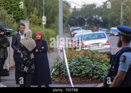 Christchurch, Canterbury, Nouvelle-Zélande. Mar 15, 2019. Les femmes vu parler aux médias au sujet de la prise de vue des mosquées de Christchurch. Autour de 50 personnes a été auraient été tués dans l'attaque terroriste des mosquées de Christchurch ciblant la prise de la mosquée Al Noor Mosquée et la mosquée de Linwood. Crédit : Adam Bradley/SOPA Images/ZUMA/Alamy Fil Live News Banque D'Images