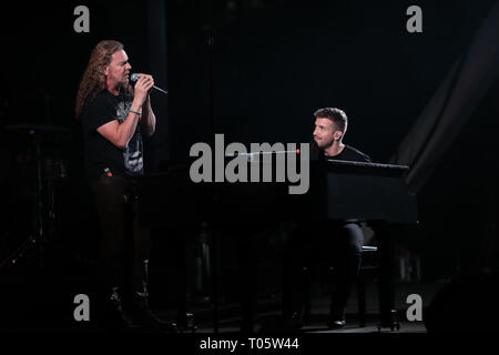 En Floride, aux États-Unis. Mar 16, 2019. Fher Olvera de Mana effectue avec Pablo Alboran au Bayfront Park à Miami, Floride le 16 mars 2019. Credit : Majo Grossi/media/Alamy Punch Live News Banque D'Images