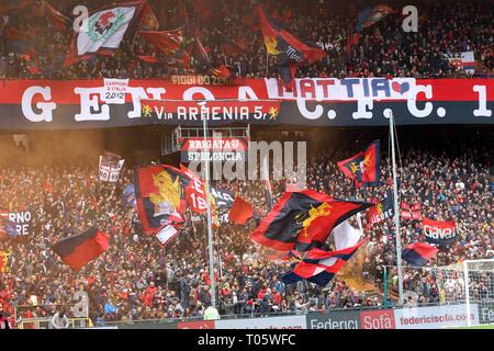 Foto LaPresse - Tano Pecoraro 17032019 - Genova (Italia) Sport Calcio Genoa vs Juventus Campionato di Calcio Serie A TIM 2018/2019 - Stade "Luigi Ferraris" nella foto : tifosi gênes Photo LaPresse - Tano Pecoraro 17 mars 2019 City - Genova (Italie) Sports Football Gênes vs Juventus Football Ligue championnat italien TIM 2018/2019 - un "Luigi Ferraris" stade dans la pic : supporter génois Banque D'Images