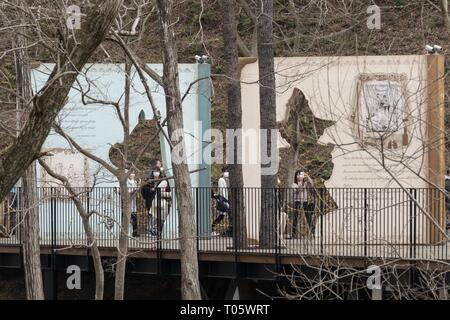 Saitama, Japon. Mar 16, 2019. Les visiteurs se réunissent au cours de la première journée du nouveau parc à thème Moominvalley à Saitama. Le nouveau parc à thème inspiré de la série animée Moominvalley British-Finnish a ouvert ses portes aujourd'hui (16 mars) dans la ville de Hanno, Saitama, près de Tokyo. Credit : Rodrigo Reyes Marin/ZUMA/Alamy Fil Live News Banque D'Images