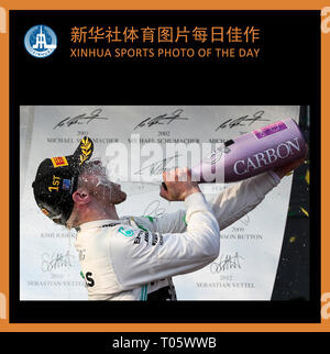 Beijing, l'Australie. Mar 17, 2019. SPORTS XINHUA PHOTO DU JOUR (17 mars 2019) TRANSMIS LE 17 MARS 2019 Premier placé la Mercedes de Valtteri Bottas de Finlande célèbre au cours de la cérémonie de la Formule 1 Grand Prix d'Australie 2019 à l'Albert Park à Melbourne, Australie, le 17 mars 2019. Credit : Bai Xuefei/Xinhua/Alamy Live News Banque D'Images