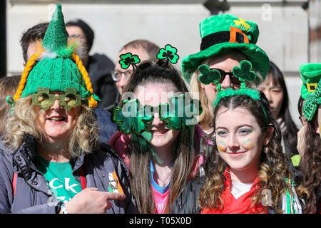 Londres, Royaume-Uni. 17 mars 2019. Les gens célèbrent St Patrick's Day Parade annuelle de voyages à travers les rues du centre de Londres. Credit : Dinendra Haria/Alamy Live News Banque D'Images