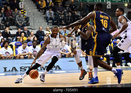 Turin, Italie. 17 mars 2019. Amath M'Baye (Virtus Bologne) au cours de la Serie A 2018/19 LEGA BASKET match de basket-ball entre FIAT AUXILIUM TORINO vs SEGAFREDO VIRTUS BOLOGNE au PalaVela 17e Mars 2019 à Turin, Italie. Crédit : FABIO ANNEMASSE/Alamy Live News Banque D'Images