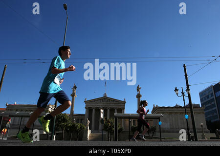 Athènes, Grèce. Mar 17, 2019. Au cours de la concurrence les coureurs du semi-marathon d'Athènes à Athènes, Grèce, le 17 mars 2019. Des milliers d'athlètes de tous les âges ont participé au semi-marathon d'Athènes dimanche. Credit : Marios Lolos/Xinhua/Alamy Live News Banque D'Images