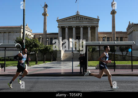 Athènes, Grèce. Mar 17, 2019. Au cours de la concurrence les coureurs du semi-marathon d'Athènes à Athènes, Grèce, le 17 mars 2019. Des milliers d'athlètes de tous les âges ont participé au semi-marathon d'Athènes dimanche. Credit : Marios Lolos/Xinhua/Alamy Live News Banque D'Images
