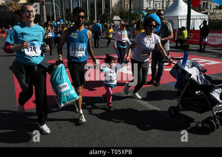 Athènes, Grèce. Mar 17, 2019. Une famille participe au demi-marathon d'Athènes à Athènes, Grèce, le 17 mars 2019. Des milliers d'athlètes de tous les âges ont participé au semi-marathon d'Athènes dimanche. Credit : Marios Lolos/Xinhua/Alamy Live News Banque D'Images