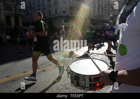 Athènes, Grèce. Mar 17, 2019. Un batteur donne le rythme pour les coureurs du semi-marathon d'Athènes à Athènes, Grèce, le 17 mars 2019. Des milliers d'athlètes de tous les âges ont participé au semi-marathon d'Athènes dimanche. Credit : Marios Lolos/Xinhua/Alamy Live News Banque D'Images