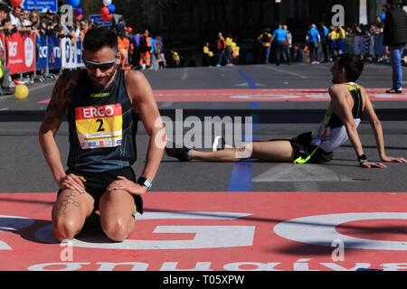 Athènes, Grèce. Mar 17, 2019. Glissières de réagir après avoir terminé le demi-marathon d'Athènes à Athènes, Grèce, le 17 mars 2019. Des milliers d'athlètes de tous les âges ont participé au semi-marathon d'Athènes dimanche. Credit : Marios Lolos/Xinhua/Alamy Live News Banque D'Images