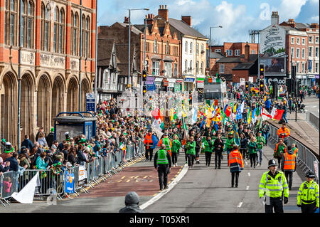 Birmingham, Royaume-Uni. 17 mars 2019. Le défilé de la Saint-Patrick de Birmingham a eu lieu aujourd'hui devant 90,000 personnes au milieu de soleil et de fortes averses de grêle. La parade a défilé devant l'ancienne usine de crème anglaise. Crédit : AG News/Alay Live News. Banque D'Images