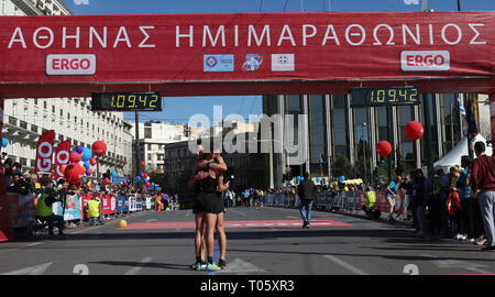 Athènes, Grèce. Mar 17, 2019. Les coureurs de demi-marathon d'Athènes l'accolade sur la ligne d'arrivée du semi-marathon d'Athènes à Athènes, Grèce, le 17 mars 2019. Des milliers d'athlètes de tous les âges ont participé au semi-marathon d'Athènes dimanche. Credit : Marios Lolos/Xinhua/Alamy Live News Banque D'Images