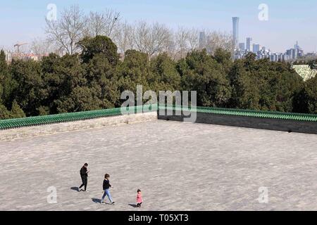 Beijing, Chine. Mar 16, 2019. Photo prise avec un téléphone mobile à l'intérieur de la marche les touristes montre le Temple du Ciel à Beijing, capitale de Chine, le 16 mars 2019. Credit : Zhang Haofu/Xinhua/Alamy Live News Banque D'Images