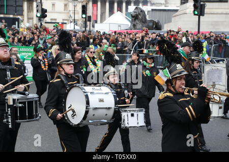 Londres, Royaume-Uni. 17 mars 2019. Londres, Royaume-Uni. 17 mars 2019. Les visiteurs et les spectateurs habillés de Irish Green apprécient la parade et le festival de la St Patrick à Trafalgar Square. Crédit : Uwe Deffner/Alamy Live News Banque D'Images