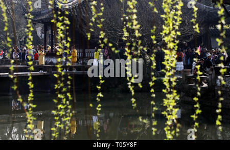 Suzhou, Province de Jiangsu en Chine. Mar 17, 2019. Les visiteurs d'admirer le paysage du début du printemps au jardin Zhuozheng à Suzhou City, Jiangsu Province de Chine orientale, le 17 mars 2019. Credit : Accrocher South/Xinhua/Alamy Live News Banque D'Images