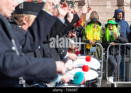 Les St Patrick's Day Parade dans Londres, Royaume-Uni. Les filles, les femmes, en regardant des perruques vert marche batteurs Banque D'Images