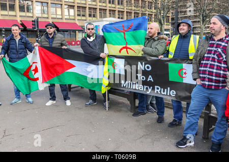 Glasgow, Royaume-Uni. Mar 17, 2019. Les membres de la communauté algérienne qui ont été des pétitions au Bureau des affaires étrangères du Royaume-Uni, pour leur demander d'exercer des pressions politiques sur le Gouvernement algérien de tenir des élections pleinement démocratiques. Pour mettre en évidence leur campagne, ils ont organisé une manifestation à George Square, Glasgow, Royaume-Uni demandant aux personnes de soutien et espère que le Bureau des affaires étrangères du Royaume-Uni, prend note. Credit : Findlay/Alamy Live News Banque D'Images