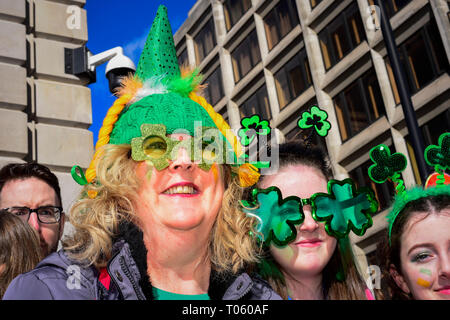 Londres, Royaume-Uni. 17 mars 2019. Regarder la femme de son défilé annuel de la St-Patrick et festival dans la capitale. Crédit : Stephen Chung / Alamy Live News Banque D'Images