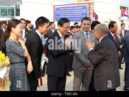 Phnom Penh, Cambodge. Mar 17, 2019. Le Roi cambodgien Norodom Sihamoni (1e R, à l'avant) est accueilli par l'Ambassadeur de Chine au Cambodge Wang Wentian (3L, à l'avant) à Phnom Penh, Cambodge, le 17 mars 2019. Le Roi cambodgien Norodom Sihamoni, accompagné de sa mère l'ancienne Reine Norodom Monineath Sihanouk, à Pékin le dimanche pour un contrôle médical régulier. Credit : Sovannara/Xinhua/Alamy Live News Banque D'Images