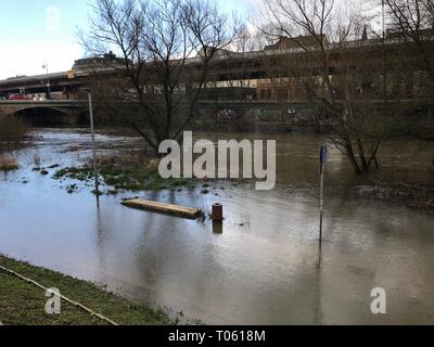 Marburg, Allemagne. Mar 17, 2019. Hochwasser Marburg Lahn tritt über die Ufer Crédit : andrea/Alamy Live News Banque D'Images