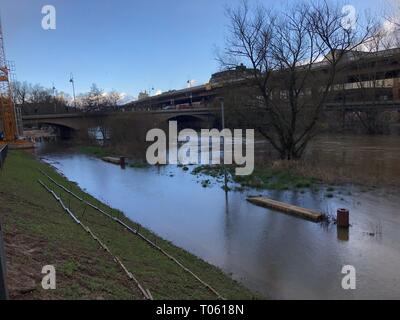 Marburg, Allemagne. Mar 17, 2019. Hochwasser Marburg Lahn tritt über die Ufer Crédit : andrea/Alamy Live News Banque D'Images