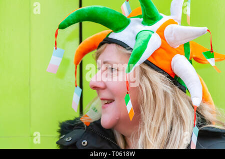 Glasgow, Ecosse, Royaume-Uni. 17 mars 2019 : une femme portant un vert, blanc et or hat fête la saint Patrick dans la ville. Credit : Skully/Alamy Live News Banque D'Images