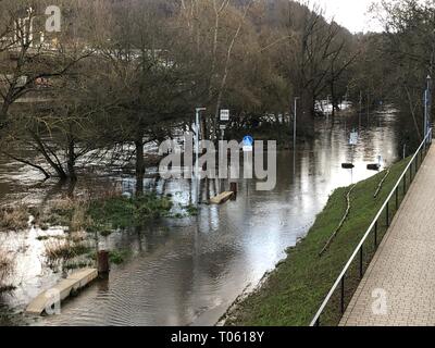 Marburg, Allemagne. Mar 17, 2019. Hochwasser Marburg Lahn tritt über die Ufer Crédit : andrea/Alamy Live News Banque D'Images