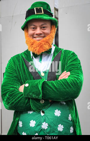 Londres, Royaume-Uni, le 17 mars 2019. Un leprechaun. Londres célèbre avec une spectaculaire parade de la St Patrick, dirigé par le grand prévôt, l'acteur James Nesbitt. Maintenant dans sa 17e année, le défilé attire plus de 50 000 personnes pour un défilé coloré de l'Irlandais des fanfares du Royaume-Uni, États-Unis et l'Irlande, les troupes de danse énergique et spectaculaire de l'apparat. Credit : Imageplotter/Alamy Live News Banque D'Images