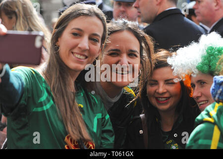 Londres, Royaume-Uni. Mar 17, 2019. Les jeunes femmes irlandaises en tenant vos autoportraits peu avant le début de la parade de la St Patrick dans le centre de Londres, Angleterre, Royaume-Uni. Festivités sont organisées chaque année pour commémorer le saint de l'Irlande, St Patrick, mais pour beaucoup de gens aujourd'hui le message chrétien a été remplacé par une bonne excuse pour une street party, arrosées de plusieurs pintes de Guinness. St Patrick était de romano-filiation et a été pris comme esclave en Irlande au 5ème siècle, où il a vécu une conversion religieuse. Il a fondé le siège archiépiscopal d'Armagh dans environ 454MA. T Banque D'Images