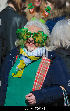 Londres, Royaume-Uni. Mar 17, 2019. Les porteurs pour l'assemblée annuelle fancy dress parade de la St Patrick dans le centre de Londres, Angleterre, Royaume-Uni. Festivités sont organisées chaque année pour commémorer le saint de l'Irlande, St Patrick, mais pour beaucoup de gens aujourd'hui le message chrétien a été remplacé par une bonne excuse pour une street party, arrosées de plusieurs pintes de Guinness. Crédit : Michael Preston/Alamy Live News Banque D'Images