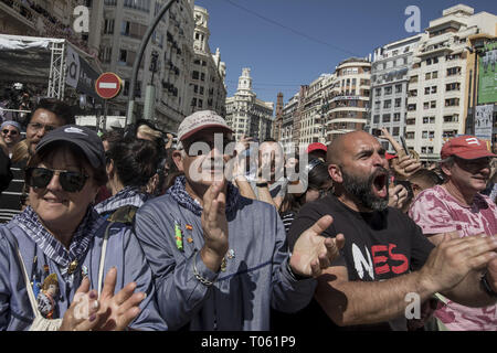 Valence, Espagne. Mar 17, 2019. Les gens ont vu en regardant la traditionnelle 'Mascleta pendant les Fallas festival.Les Fallas seront brûlés dans les rues de Valence le 19 mars 2019 en hommage à Saint Joseph, saint patron de la guilde des charpentiers. Guillermo Gutierrez/SOPA Images/ZUMA/Alamy Fil Live News Banque D'Images